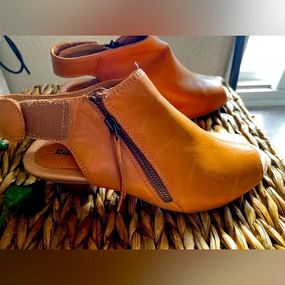 •NOT AVAILABLE • EARTH peep toe sandals